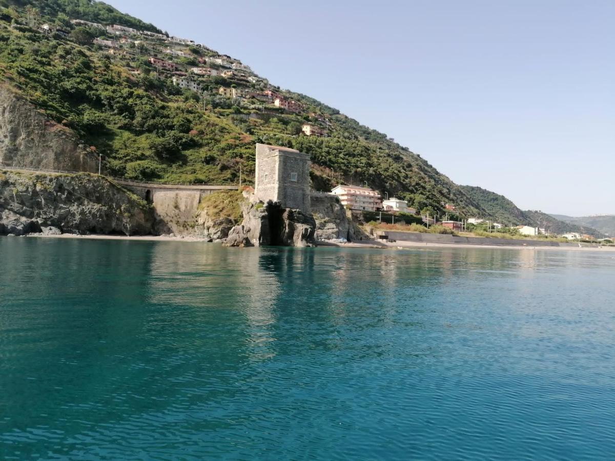 "Appartamento Del Mare Gliaca" Con Vista Isole Eolie,Ampia Terrazza,Wifi E Parcheggio Privato Gratuito Piraino Bagian luar foto